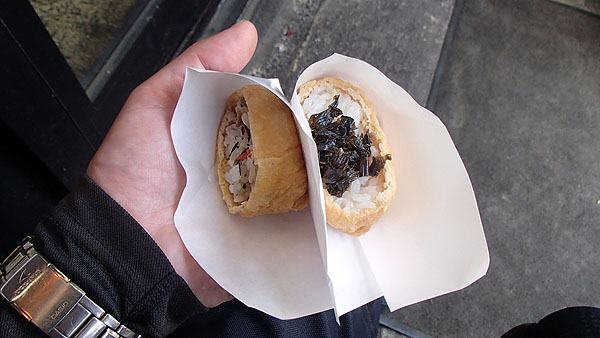 右側の稲荷寿司はわさび入りの稲荷寿し