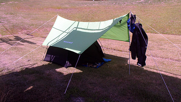 モンベルのタープとＯＧＡＷＡキャンパル製のクローカー１２の黒いテント