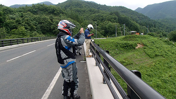 倒壊した橋を撮影中