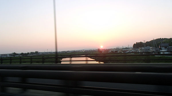 地平線から太陽が昇って来ました