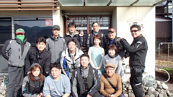 民宿「風帆」の前で、女将さんと一緒に記念撮影