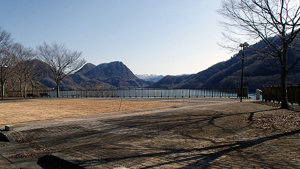 雪が残っている山々が見える