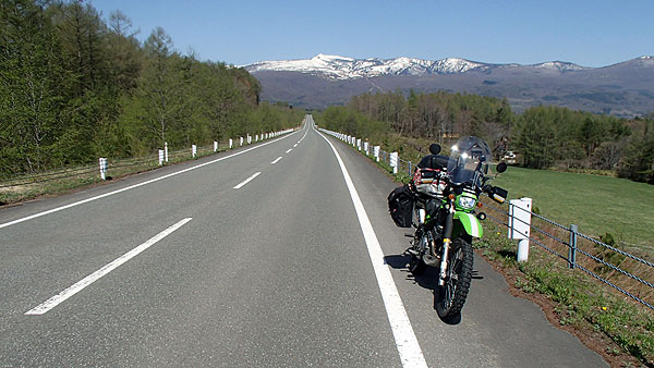 八幡平をバックに記念撮影