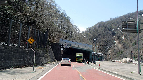 国道４６号線を西へ