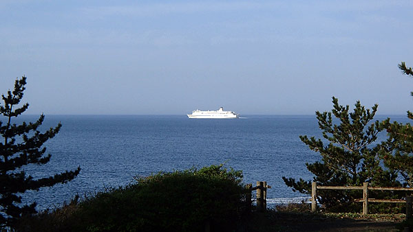 フェリーが通過