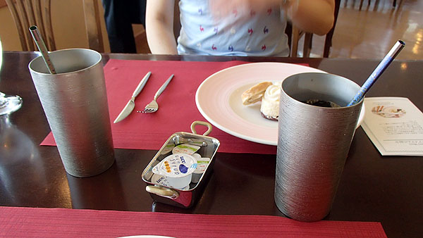 チタン製のコップとストロー