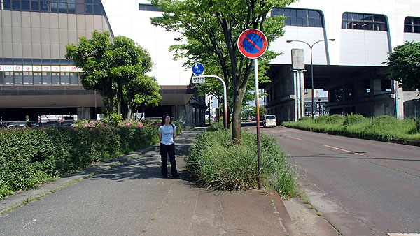 暑いので信号待ちも日陰で待機