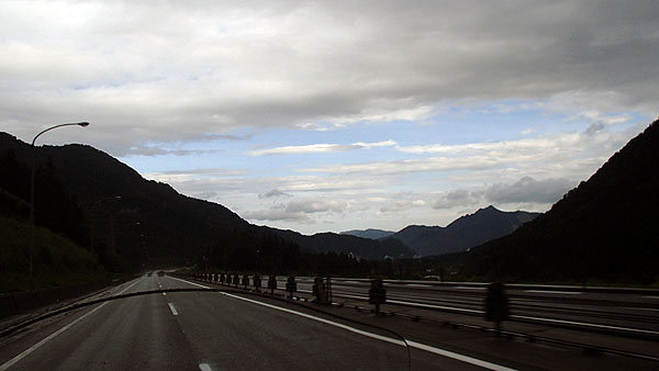 進行方向前方には晴れ間