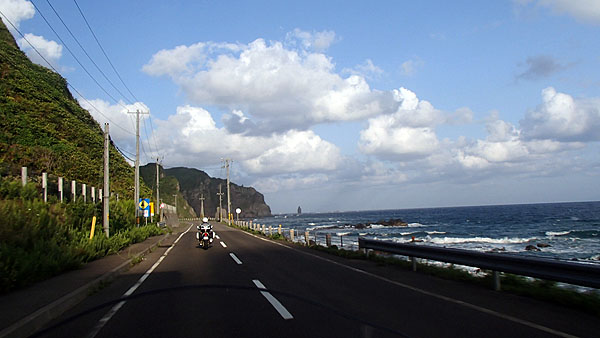 右前方にローソクの様な岩