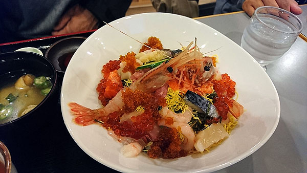 エビたっぷり食ってビックリ！！海鮮ドーン（丼）