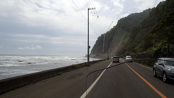 海が荒れている
