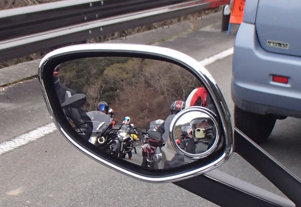 ミラーに映るバイク