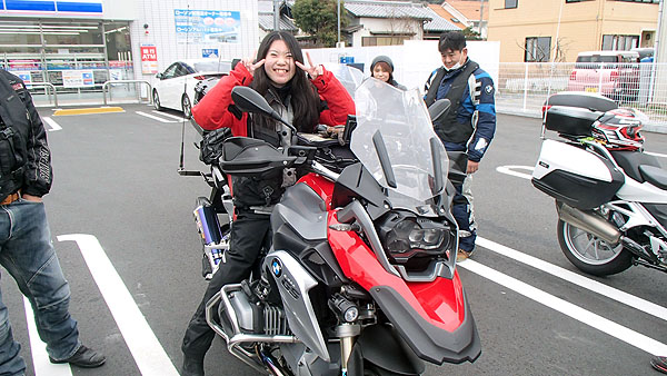 R1200GSに跨るあかり