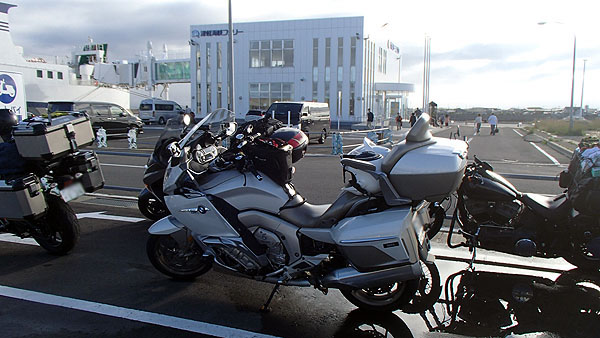 後ろに見えるのがフェリーターミナル