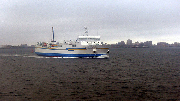 函館から出航したフェリーとすれ違い