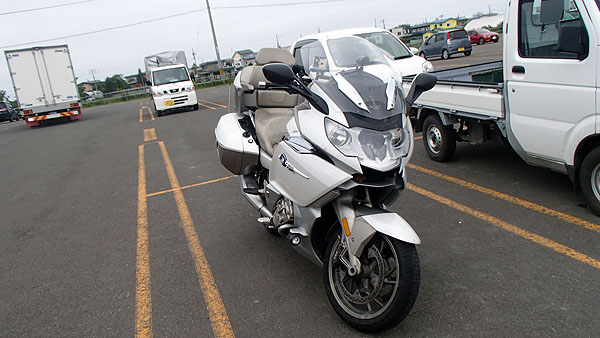 ホームセンターの駐車場にて