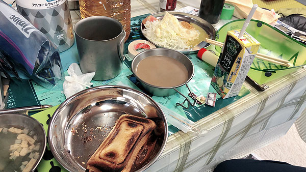 ホットサンドとコンビニで買ってきたサラダ