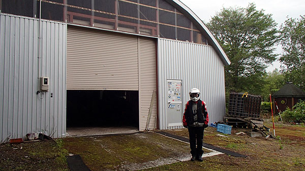 秘密基地前にて