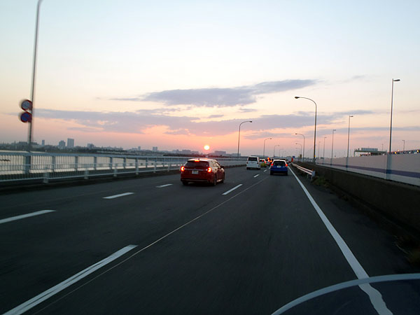 朝日が右前方から昇って来ました