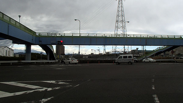 平出工業団地交差点を通過