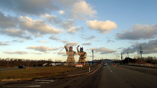 巨大ななまはげ像